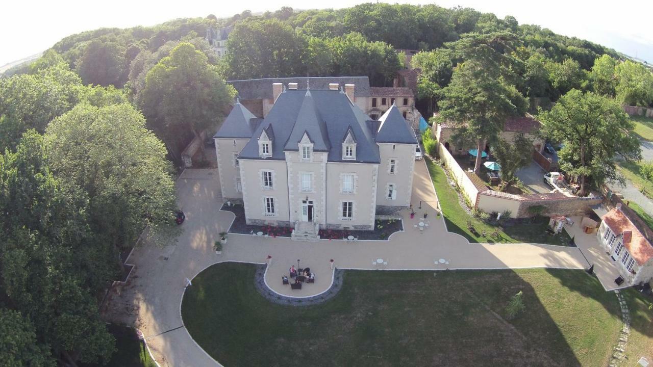 Le Petit Chateau Des Cedres Mouchamps Eksteriør billede