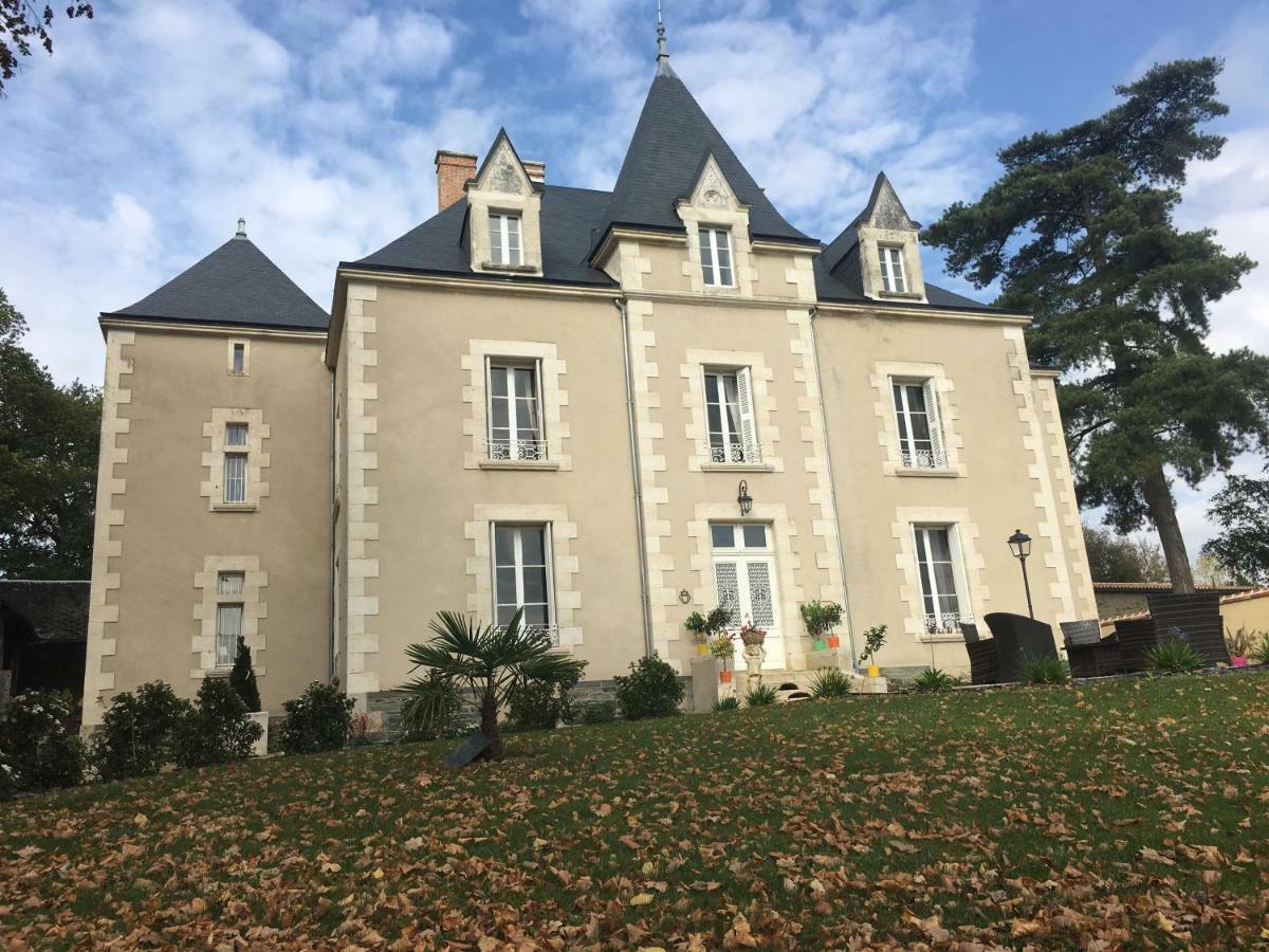 Le Petit Chateau Des Cedres Mouchamps Eksteriør billede