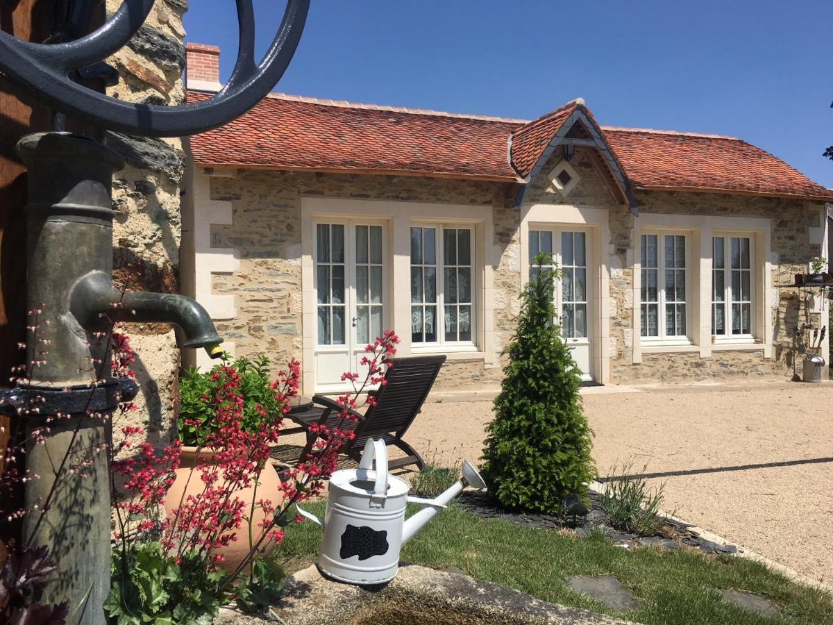 Le Petit Chateau Des Cedres Mouchamps Eksteriør billede